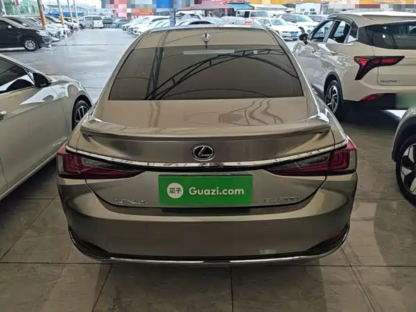 Lexus ES 2023