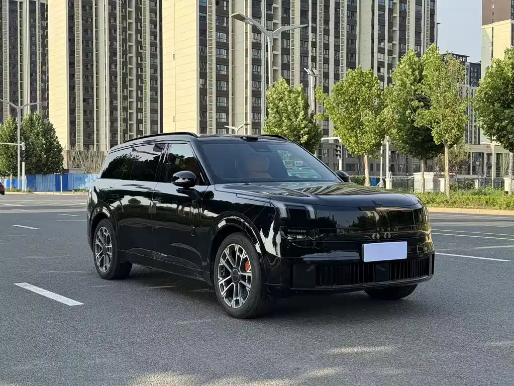Lynk & Co 900 2025