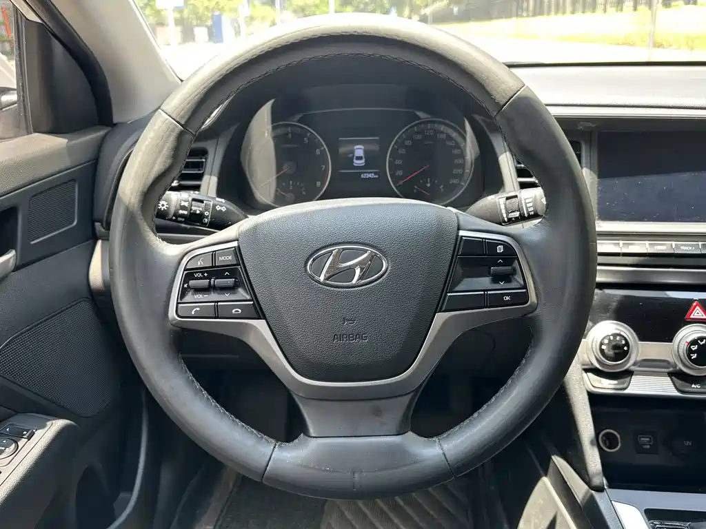 Hyundai Elantra 2020 — фото 7