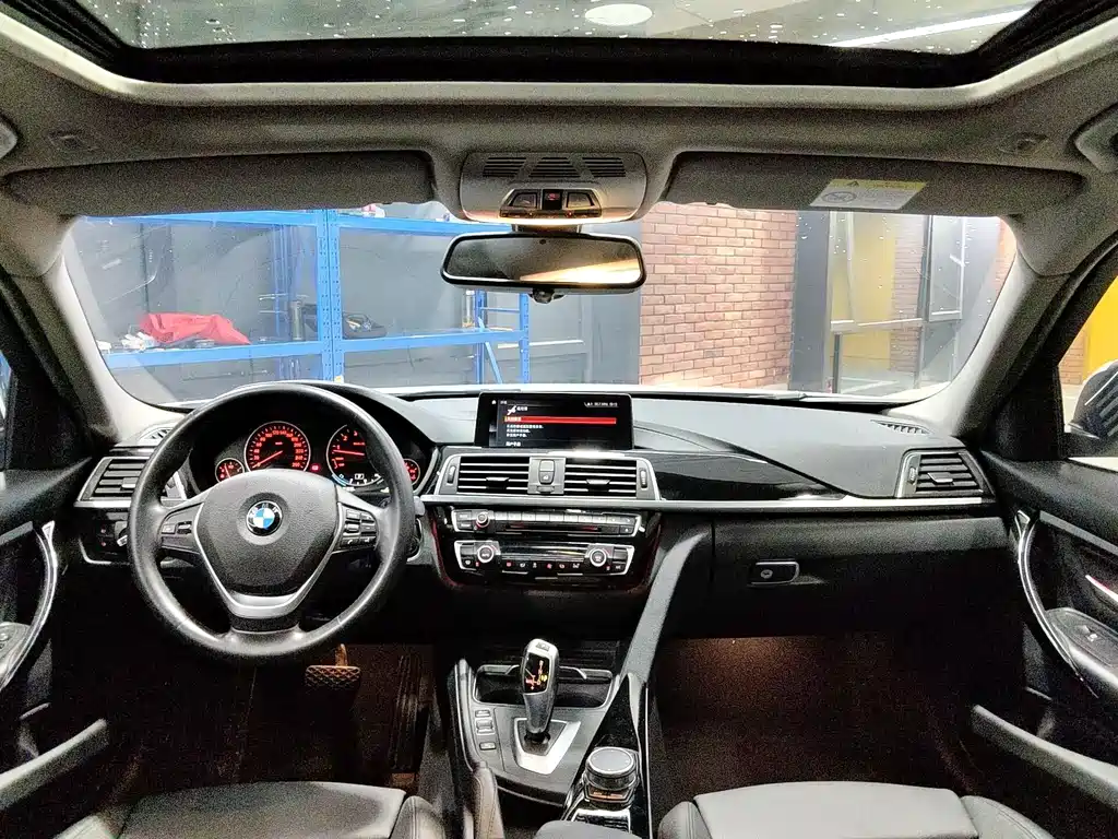 BMW 3 Series 2018 — фото 10
