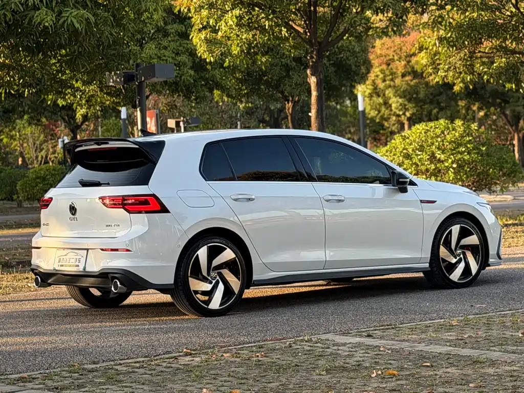 Volkswagen Golf GTI 2023 — фото 31