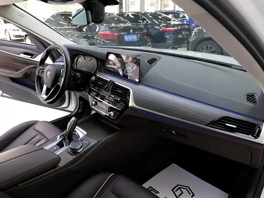 BMW 5 Series 2018 — фото 17