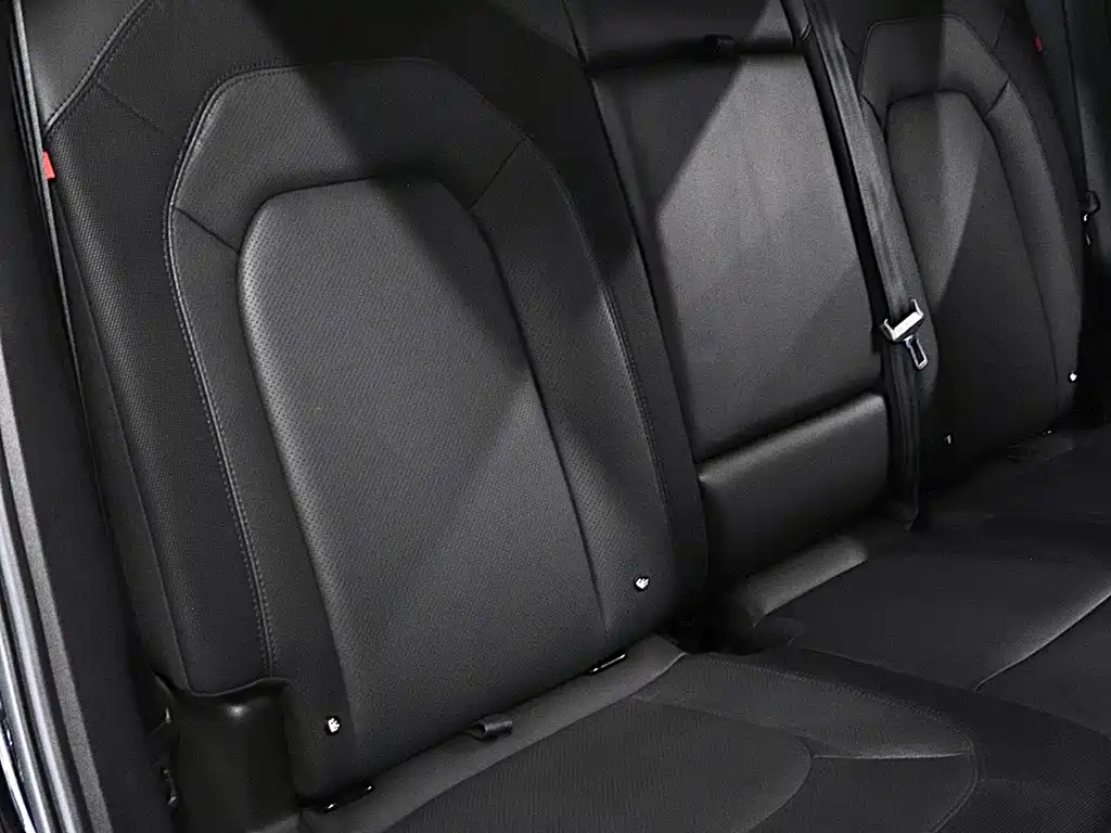 Land Rover Defender 2023 — фото 18