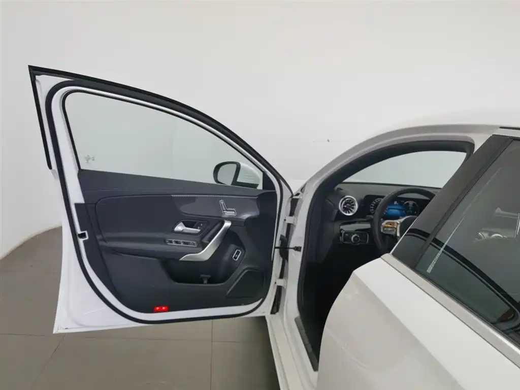 Mercedes-Benz A-Class 2022 — фото 8