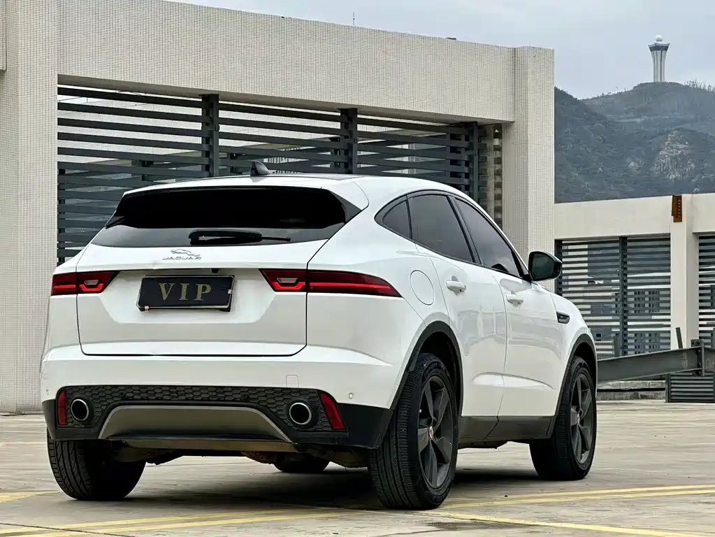 Jaguar E-PACE 2019 — фото 9