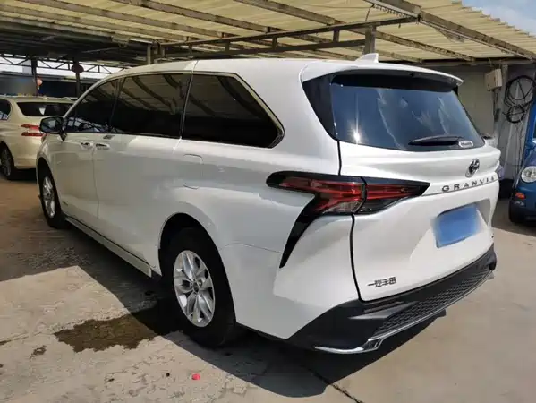 Toyota Granvia 2024