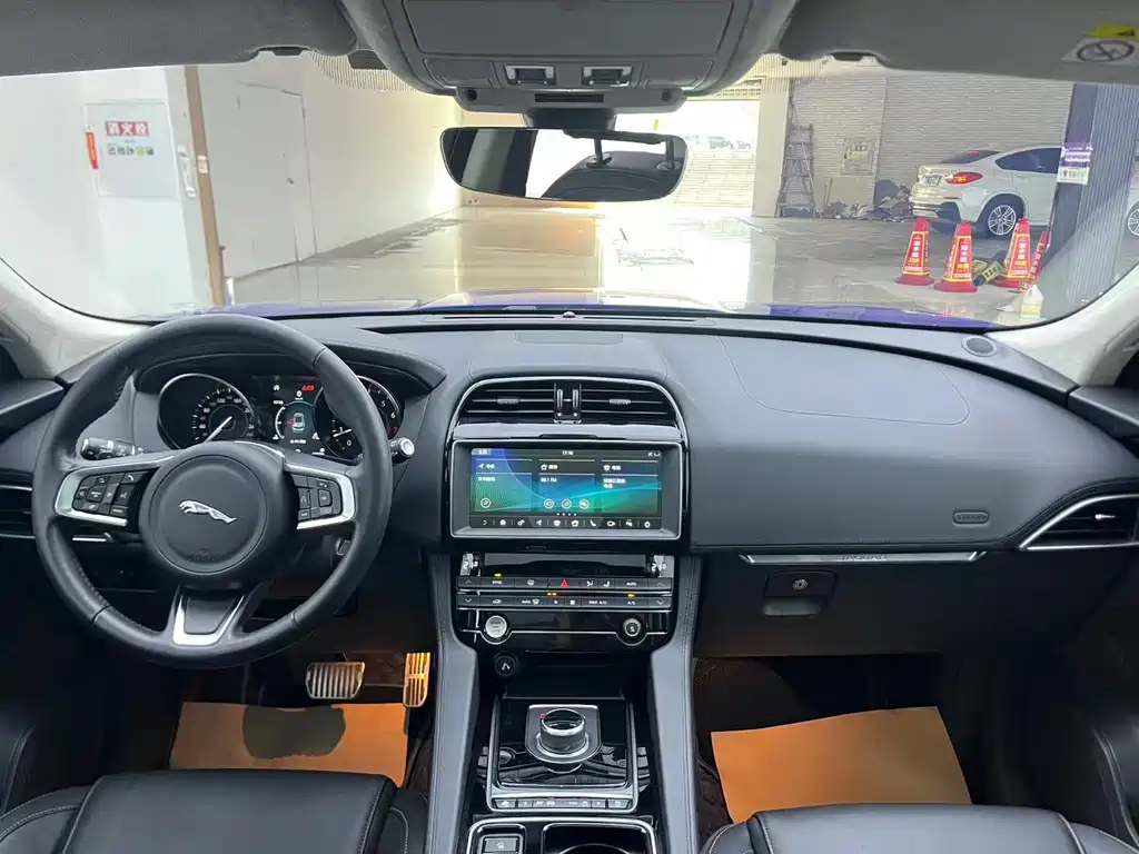Jaguar F-PACE 2019 — фото 18