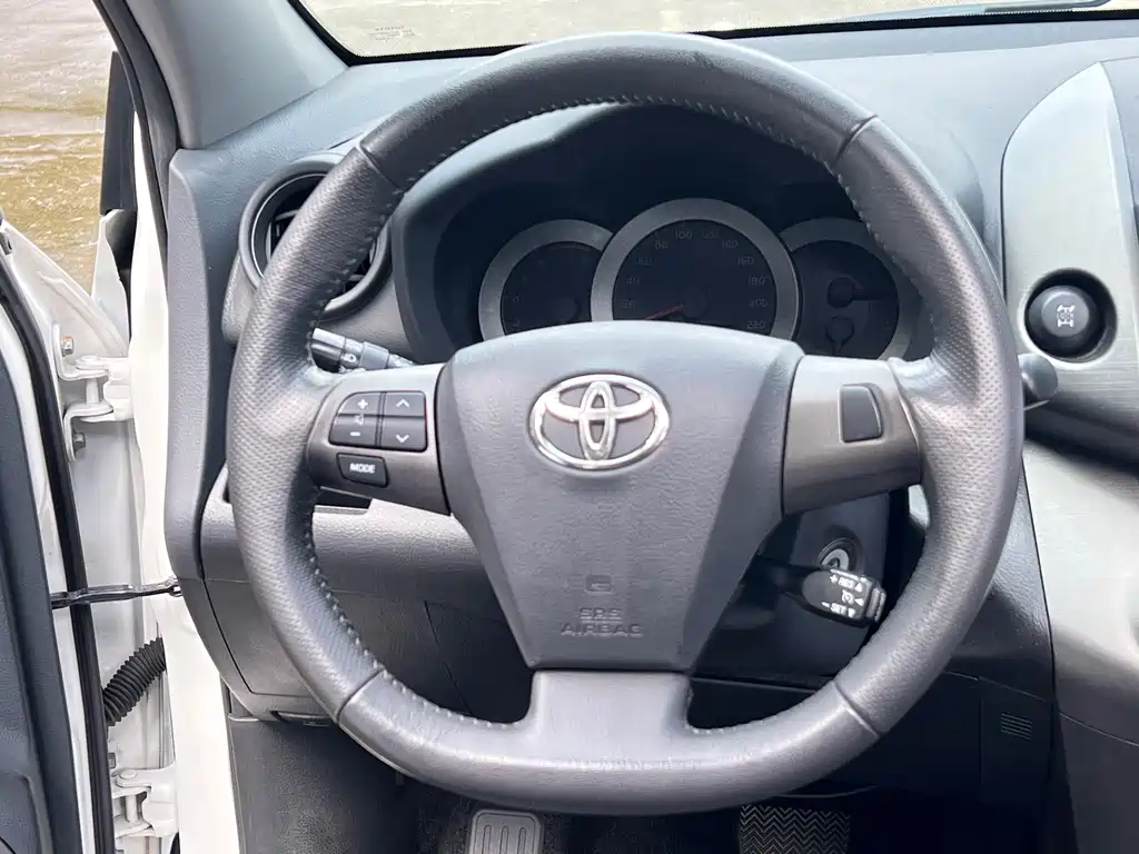 Toyota RAV4 2012 — фото 8