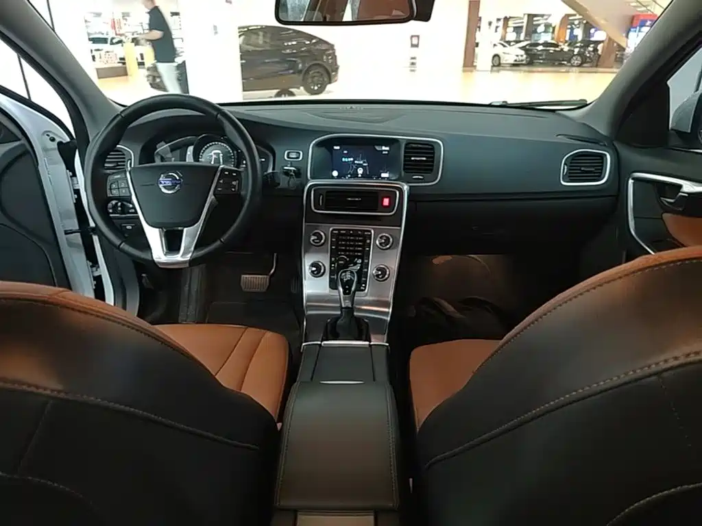 Volvo S60 2017 — фото 10