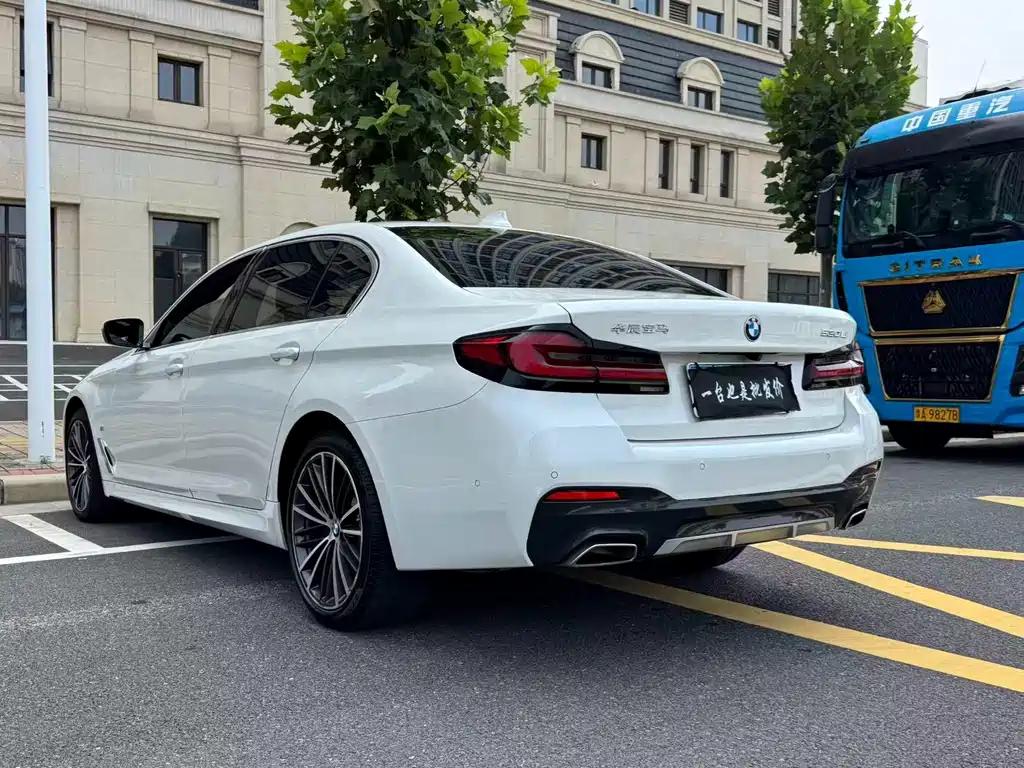 BMW 5 Series 2023 — фото 17