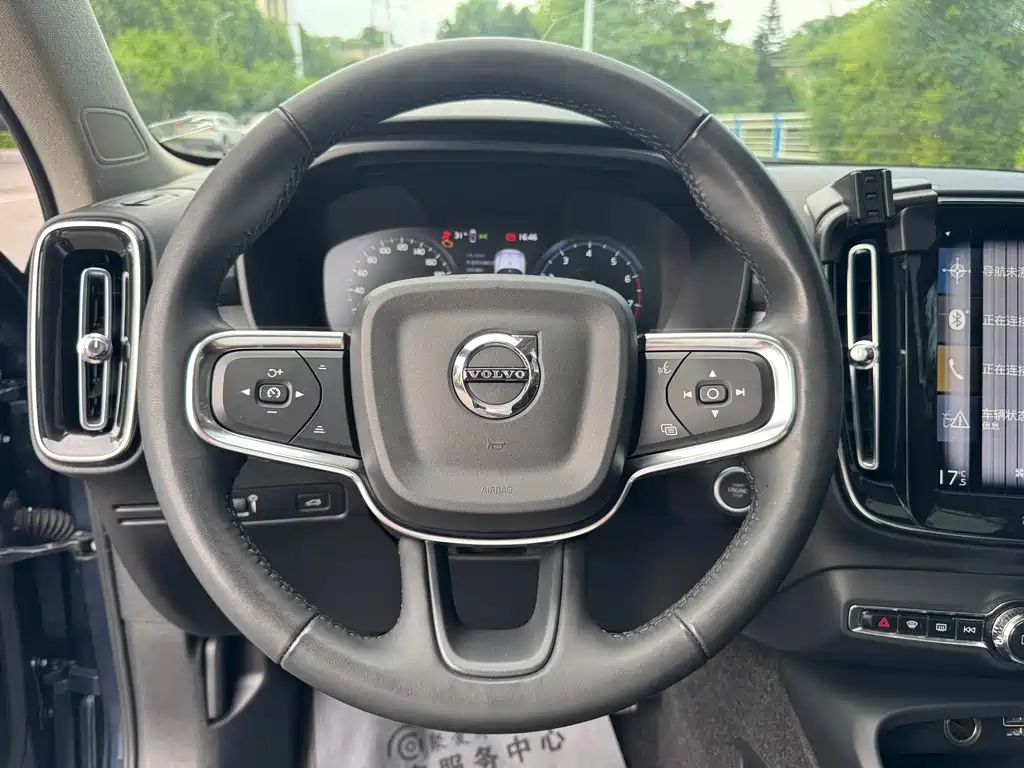 Volvo XC40 2022 — фото 15