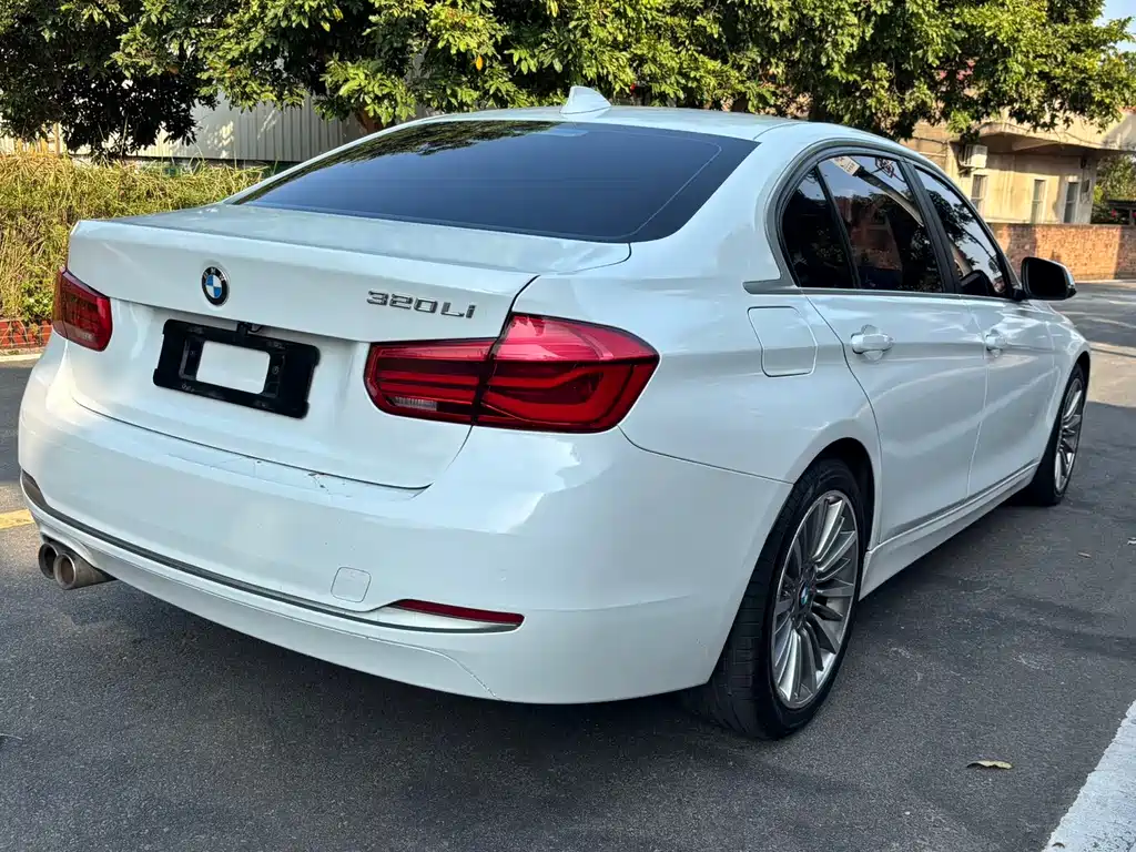 BMW 3 Series 2019 — фото 11