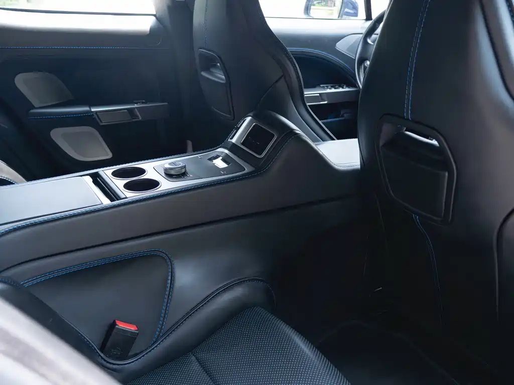 Aston Martin Rapide 2017 — фото 23