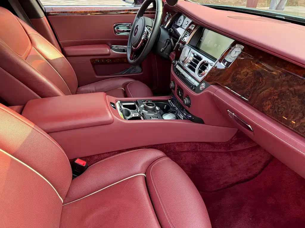 Rolls-Royce Ghost 2018 — фото 14