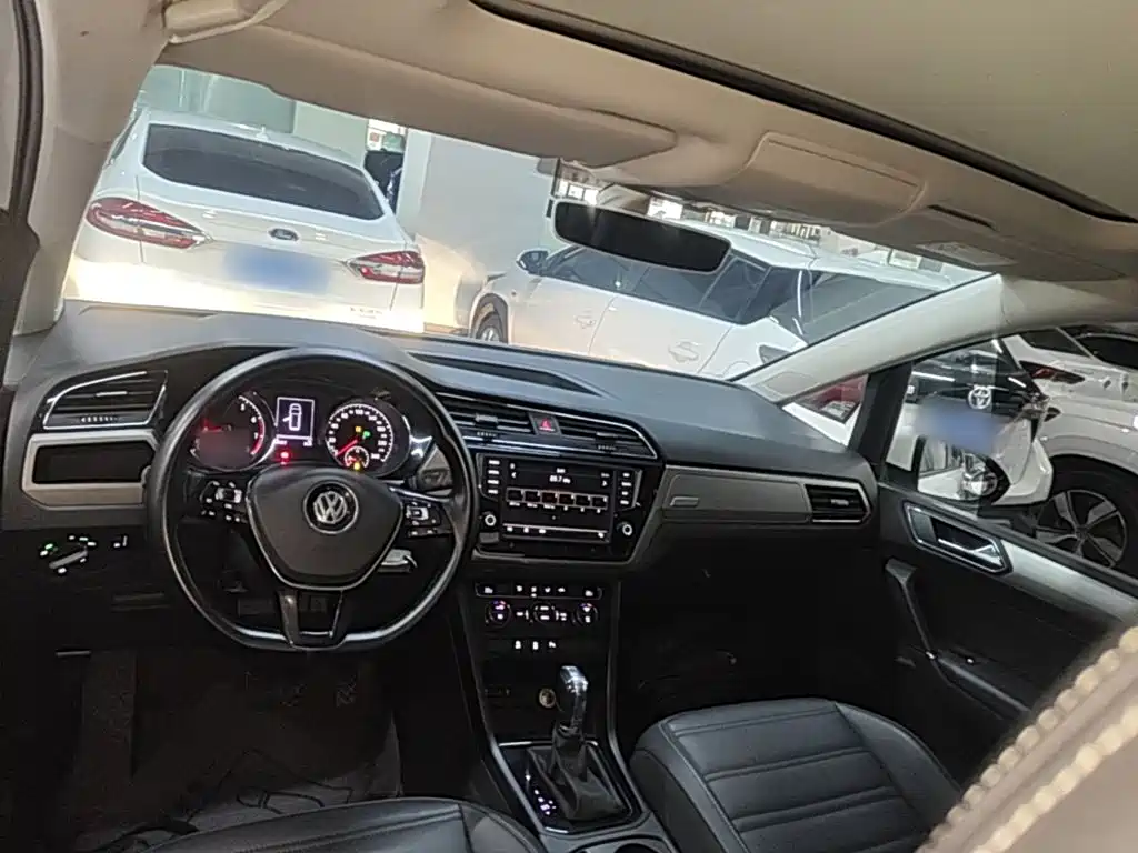 Volkswagen Touran 2018 — фото 10