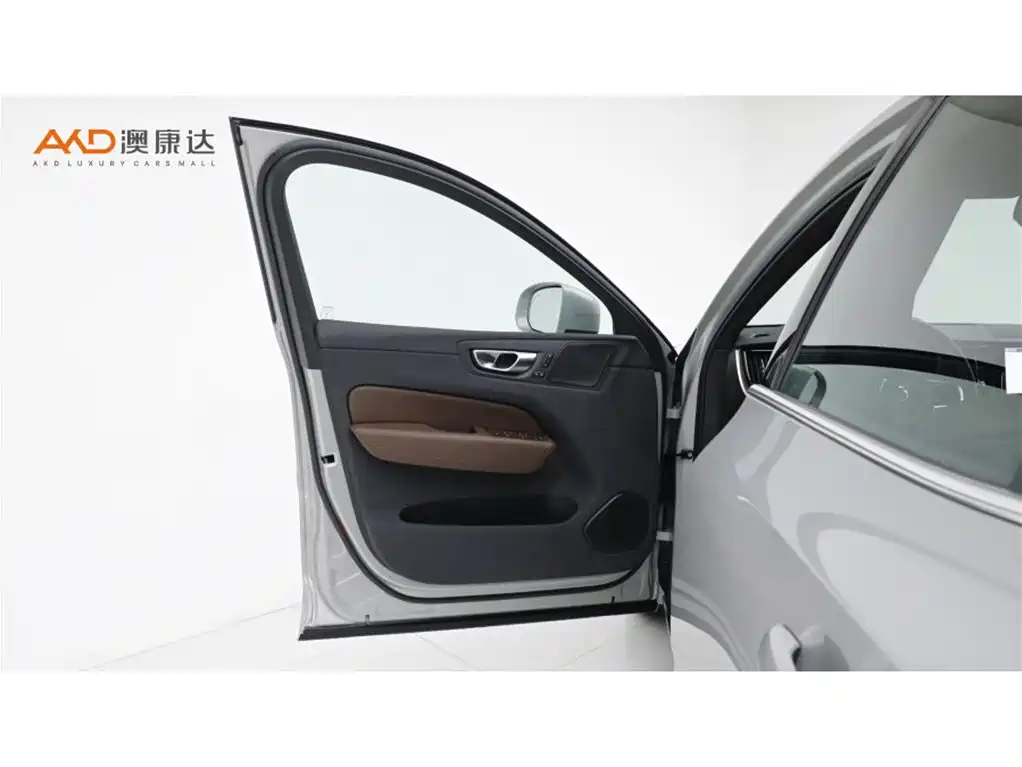 Volvo XC60 2022 — фото 10