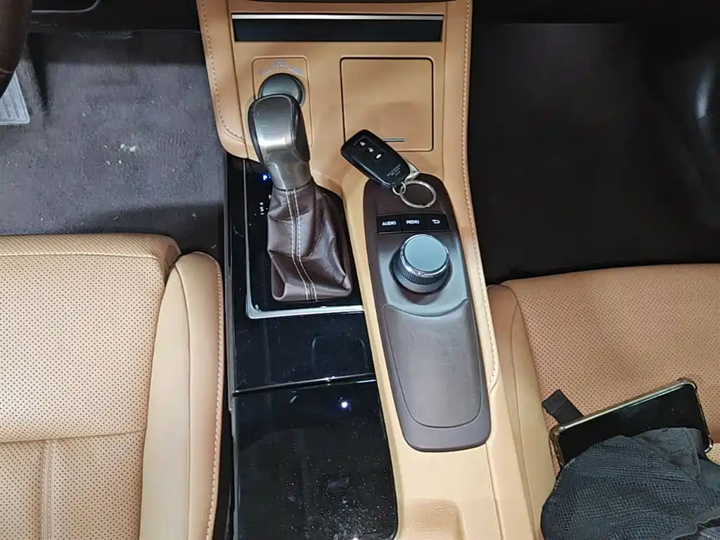 Lexus ES 2018 — фото 14
