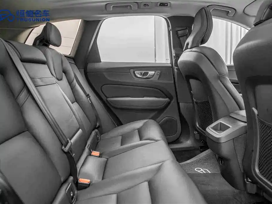 Volvo XC60 2019 — фото 16