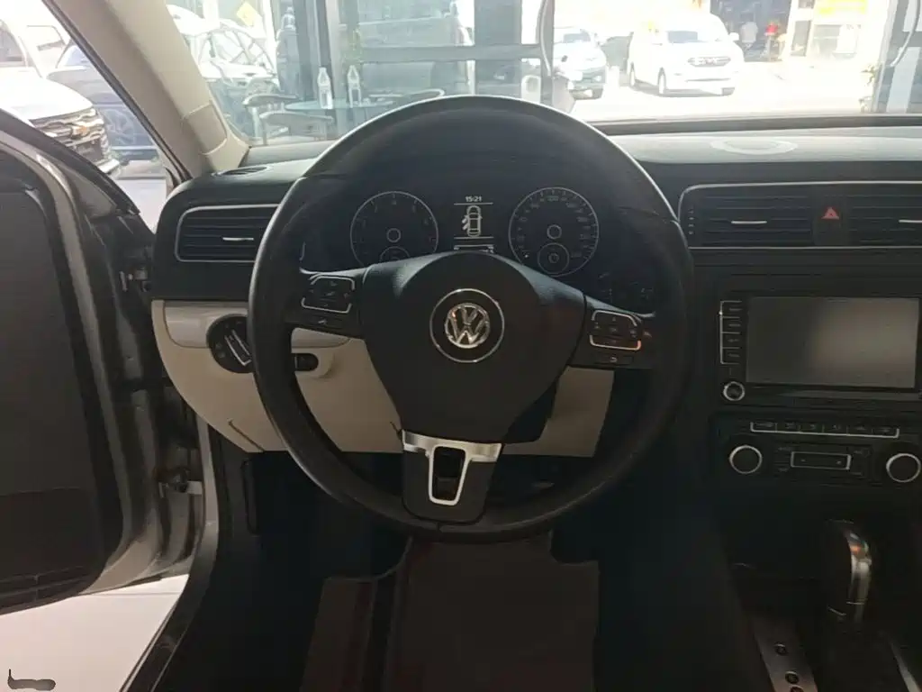 Volkswagen Sagitar 2015