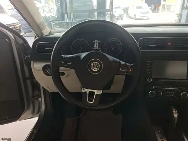 Volkswagen Sagitar 2015