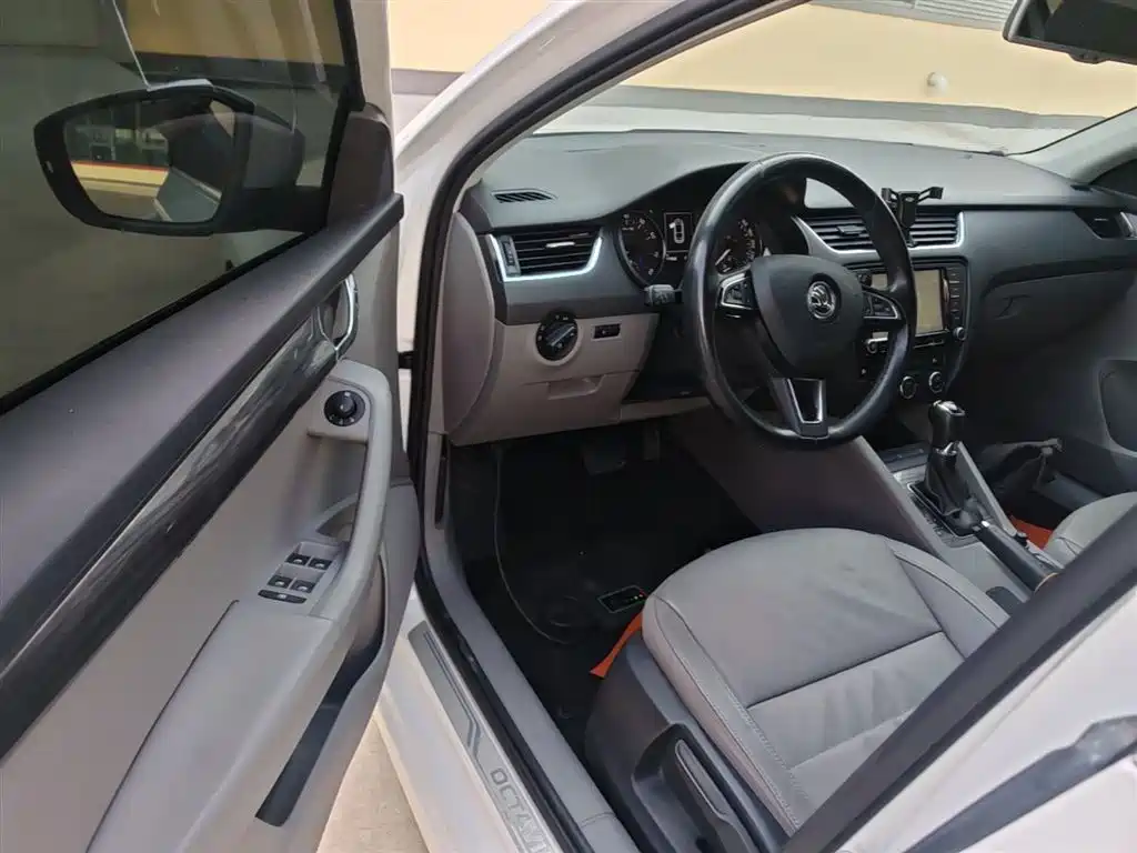 Skoda Octavia 2015 — фото 16