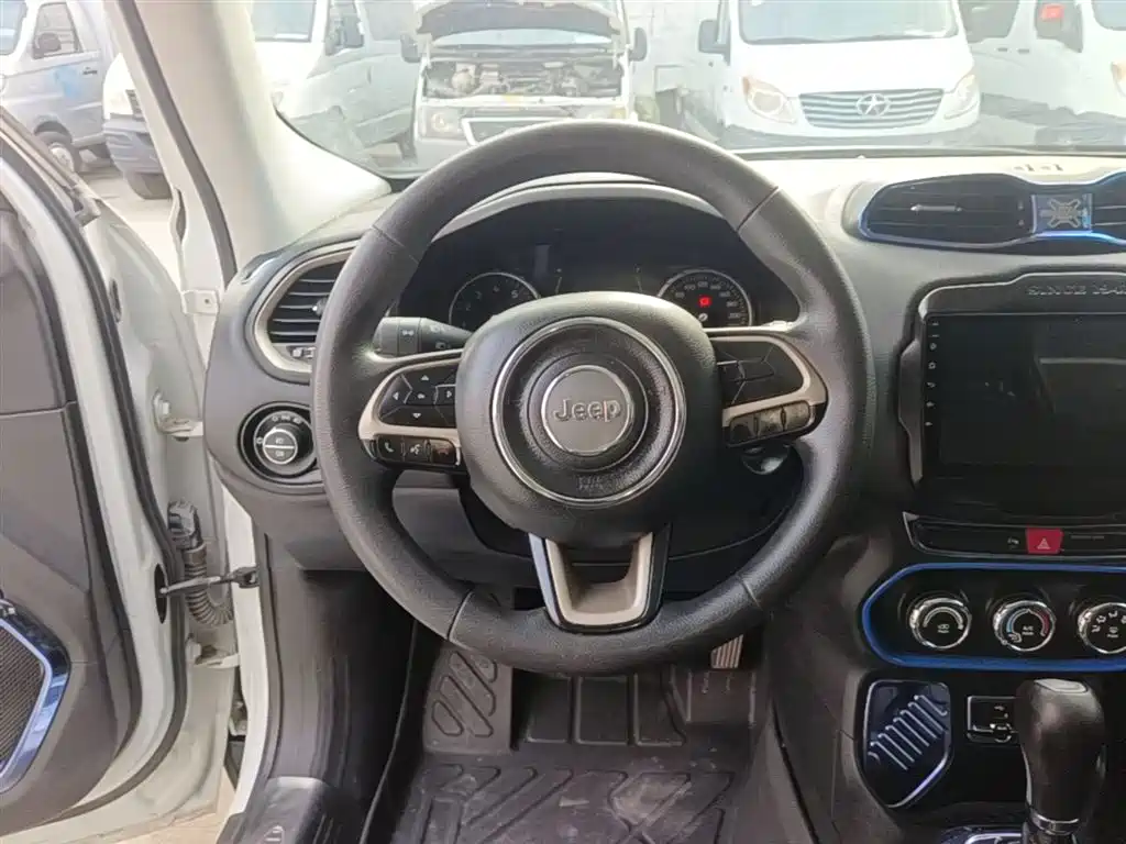 Jeep Renegade 2017 — фото 11