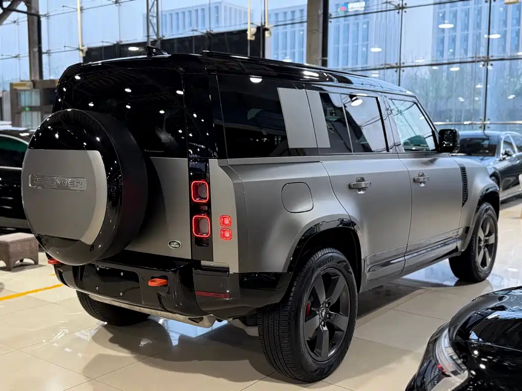 Land Rover Defender 2024 — фото 24