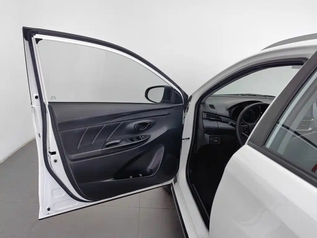Toyota Yaris L 2022 — фото 8