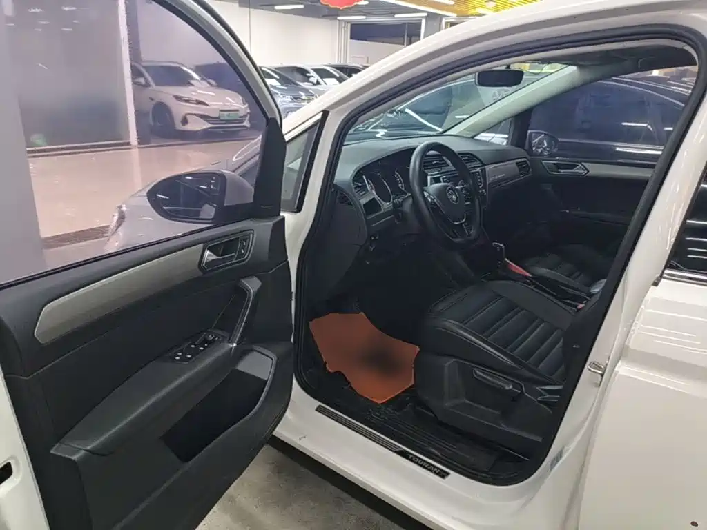 Volkswagen Touran 2018 — фото 16
