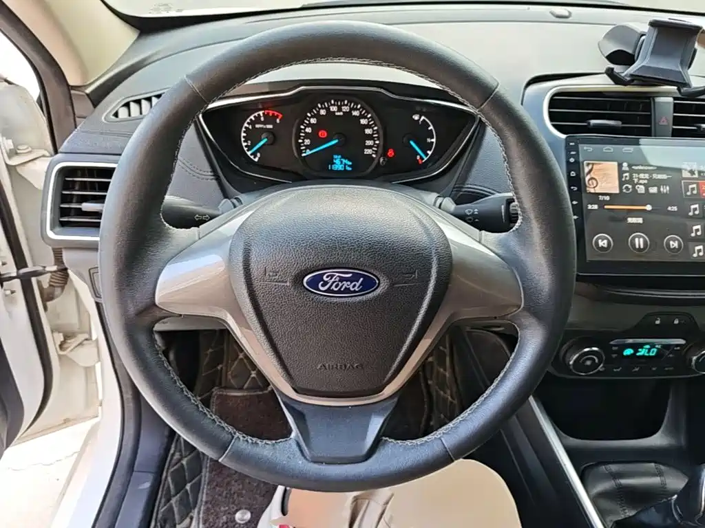 Ford Escort 2016 — фото 11