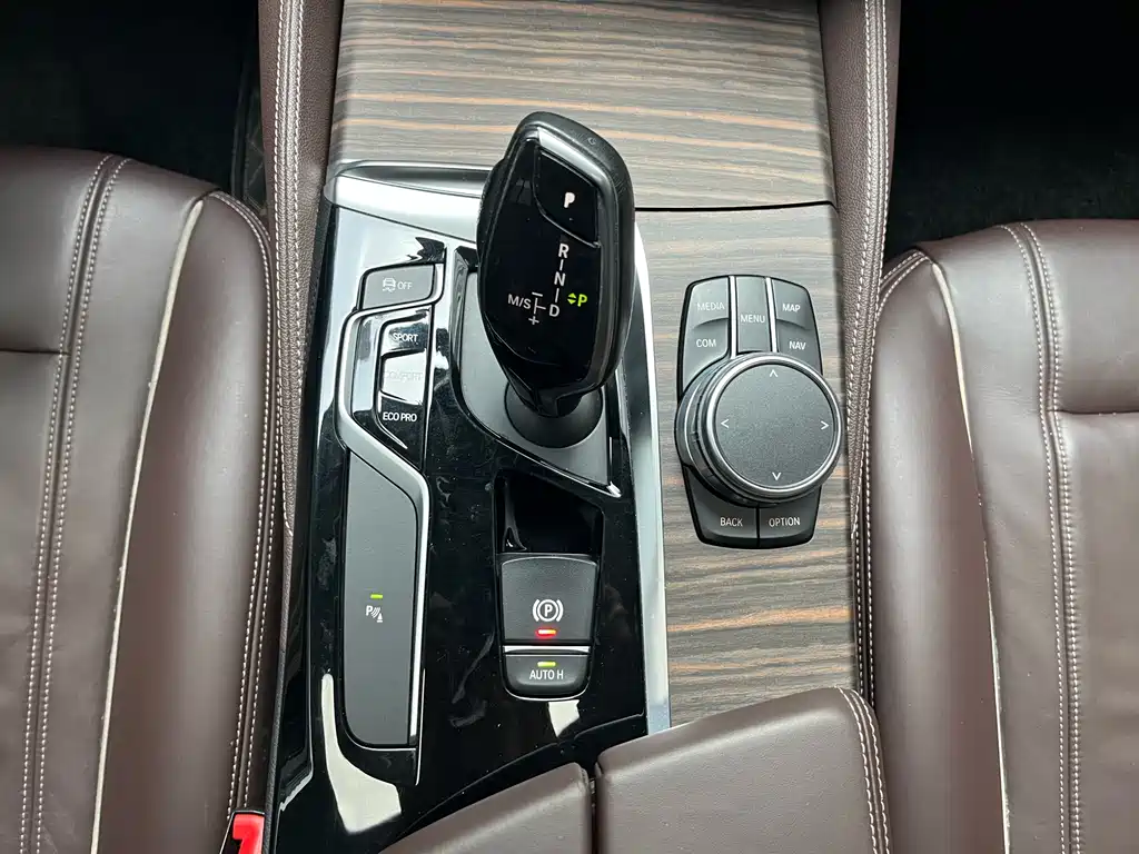 BMW 5 Series 2018 — фото 36