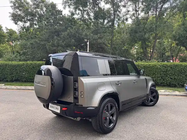 Land Rover Defender 2025