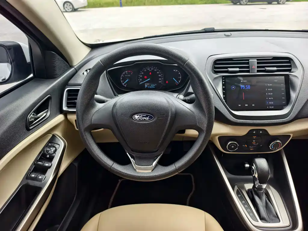 Ford Escort 2018 — фото 12