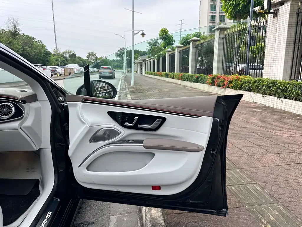 Mercedes-Benz EQS AMG 2024 — фото 10