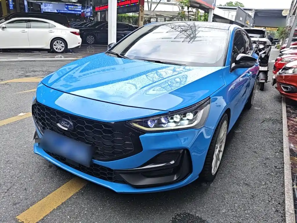 Ford Focus 2023 — фото 1