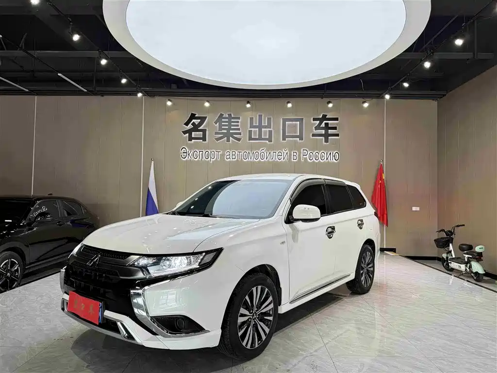 Mitsubishi Outlander 2022 — фото 1