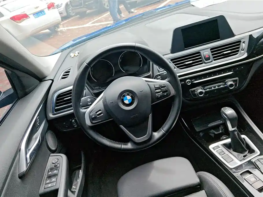 BMW 1 Series 2018 — фото 15