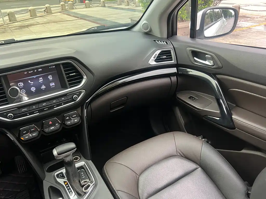 GAC Trumpchi GS4 2016 — фото 21