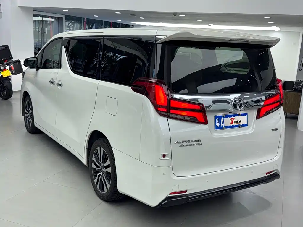 Toyota Alphard 2018 — фото 12