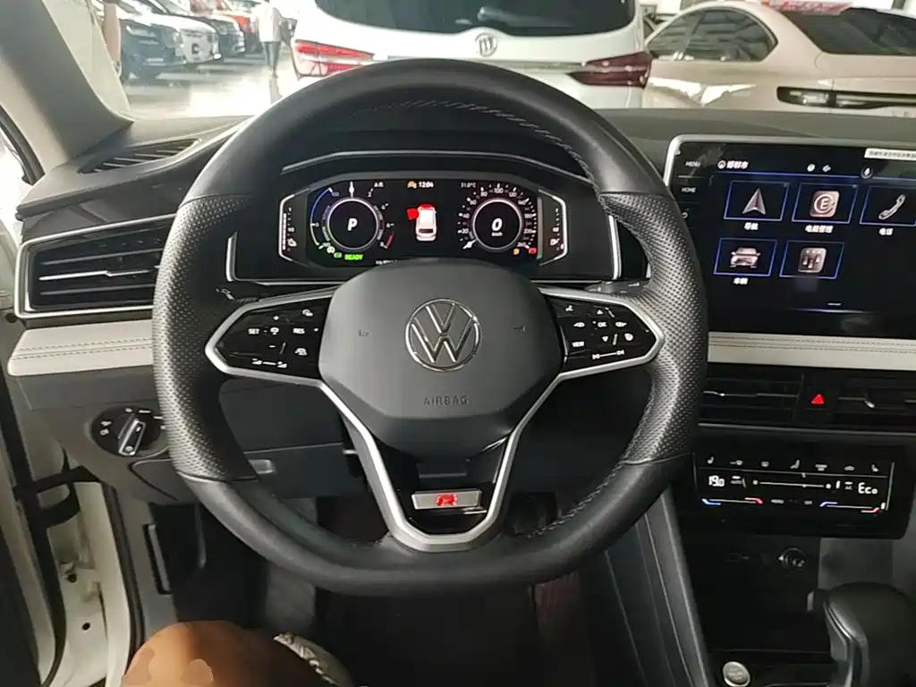 Volkswagen Tiguan L Plug-In Hybrid 2023 — фото 11