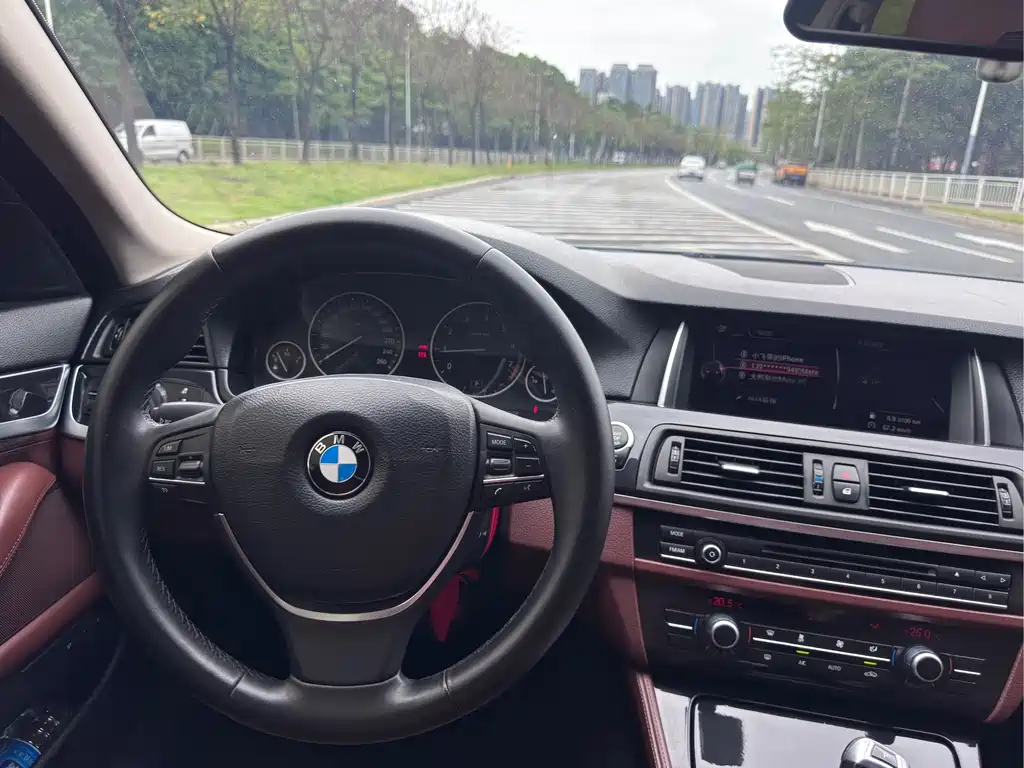 BMW 5 Series 2015 — фото 17