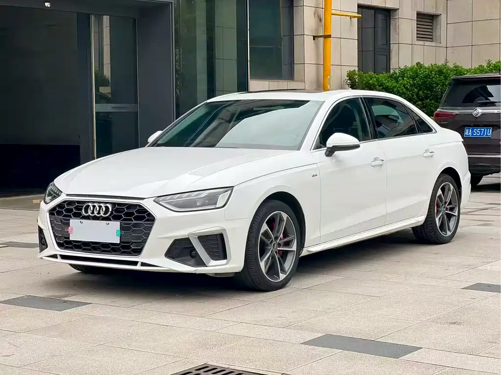 Audi A4L 2022 — фото 1