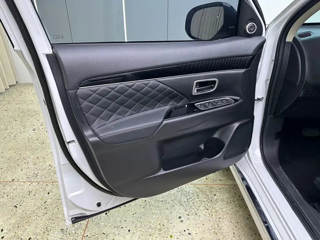 Mitsubishi Outlander 2023 — фото 14