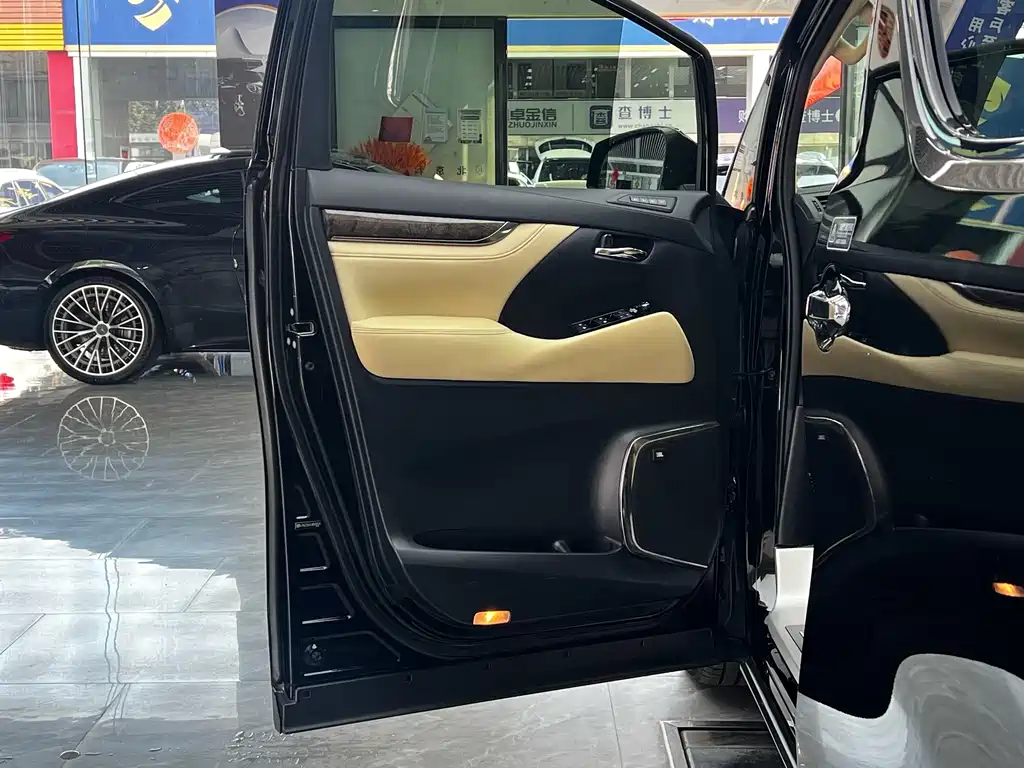 Toyota Alphard 2018 — фото 11