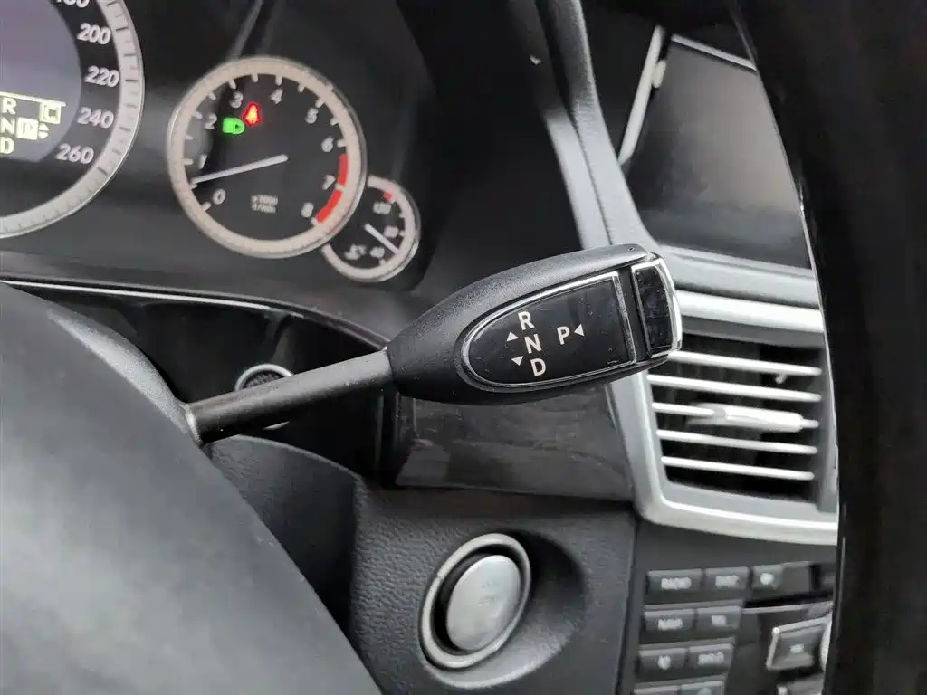 Mercedes-Benz E-Class 2010 — фото 13