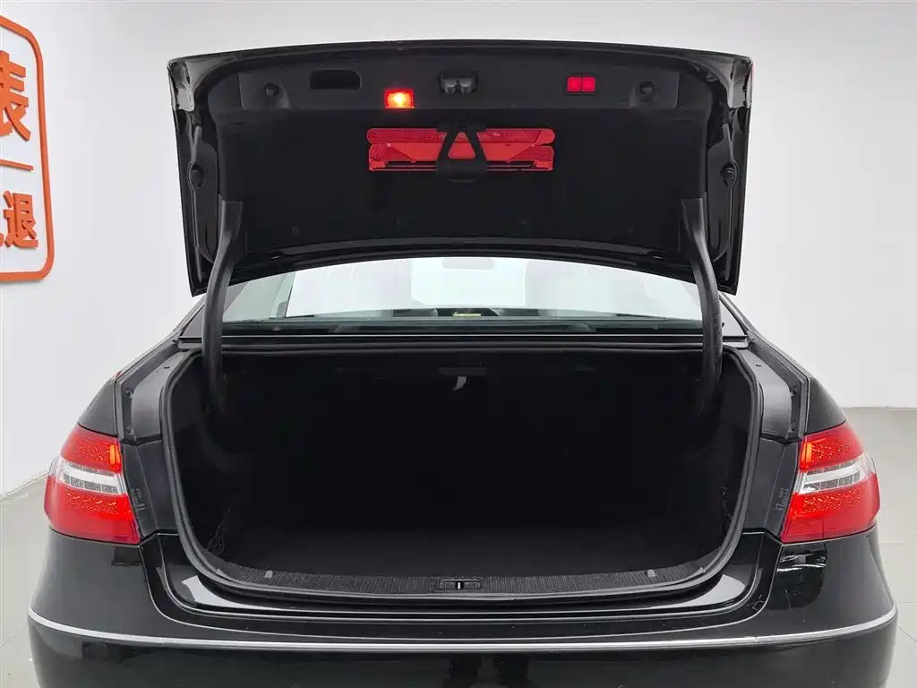 Mercedes-Benz E-Class 2010 — фото 16