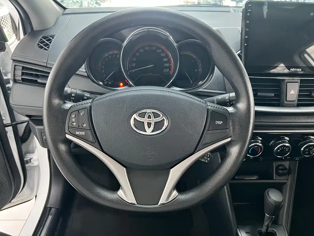 Toyota Yaris L 2023 — фото 12