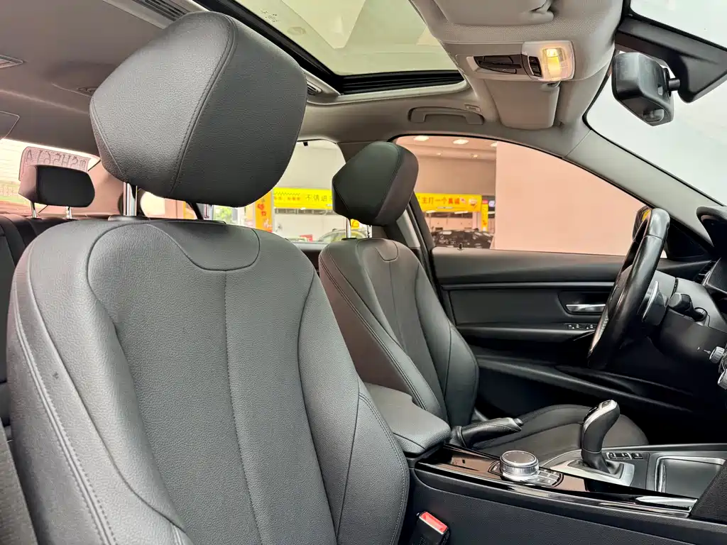 BMW 3 Series 2018 — фото 14