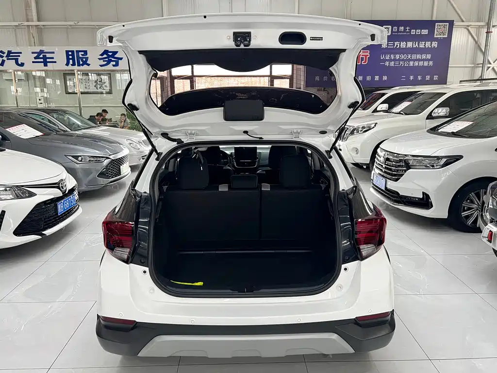 Toyota Yaris L 2023 — фото 10