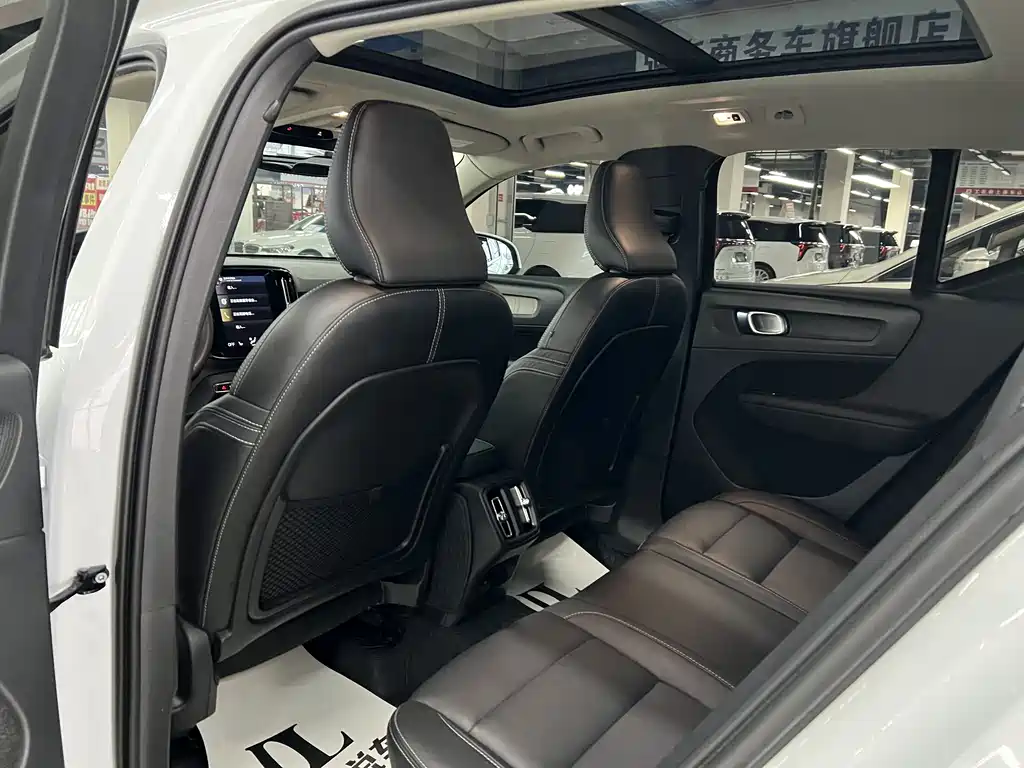 Volvo XC40 2020 — фото 15